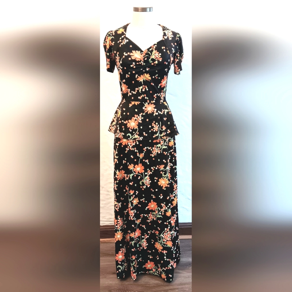 Vintage Dark Floral Maxi Dress With Cap Sleeve And Peplum. Medium.